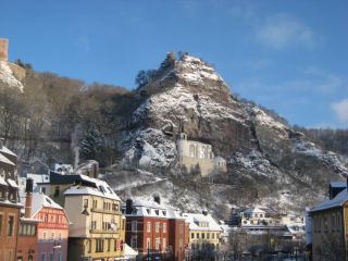 Der erste Schnee im Stadtteil Oberstein mit der Felsenkirche und der Ruine des "alten Schlosses"